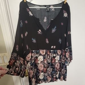 🦋Like New!! -Torrid Floral Flutter Blouse